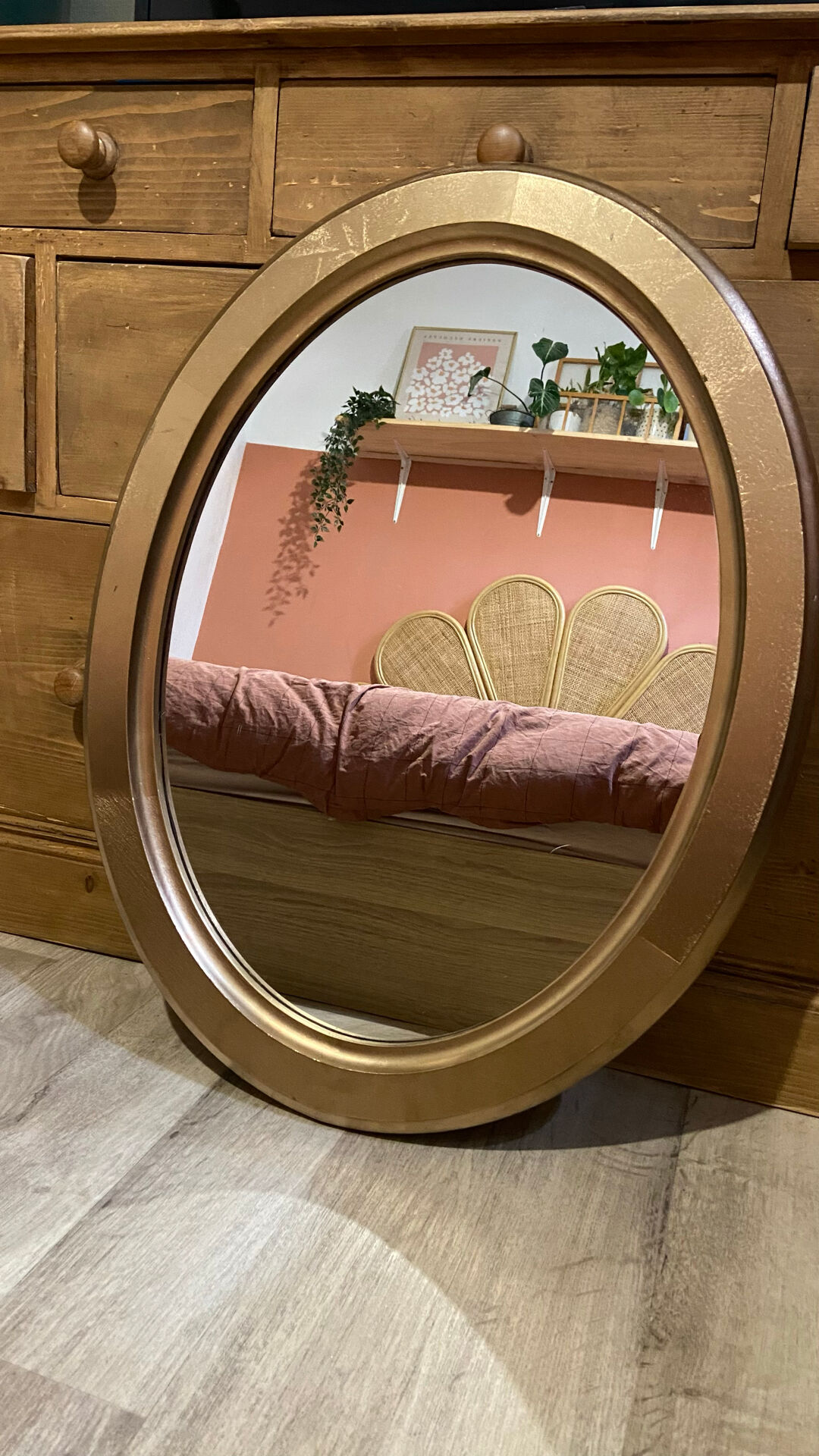 Oval gold medallion mirror – Classic style – 67 x 52 cm
