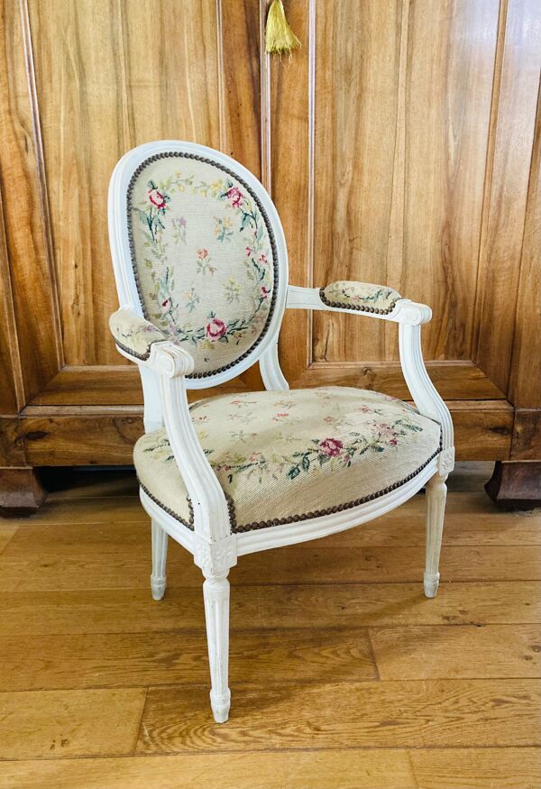 Fauteuil tapisserie aux points de croix style Louis XVI, époque XIXème