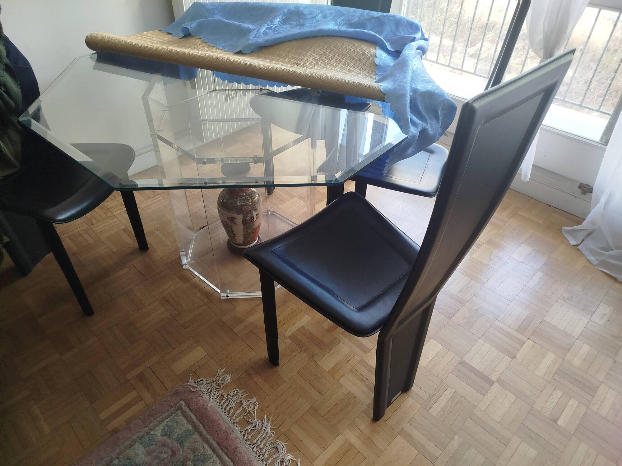 For sale: bevelled glass table and Artedi leather chairs.