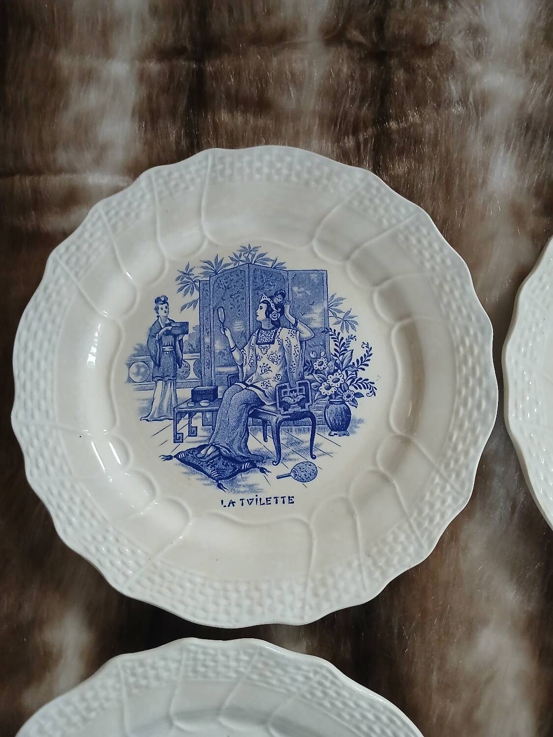 7 assiettes à dessert anciennes en Terre de fer 