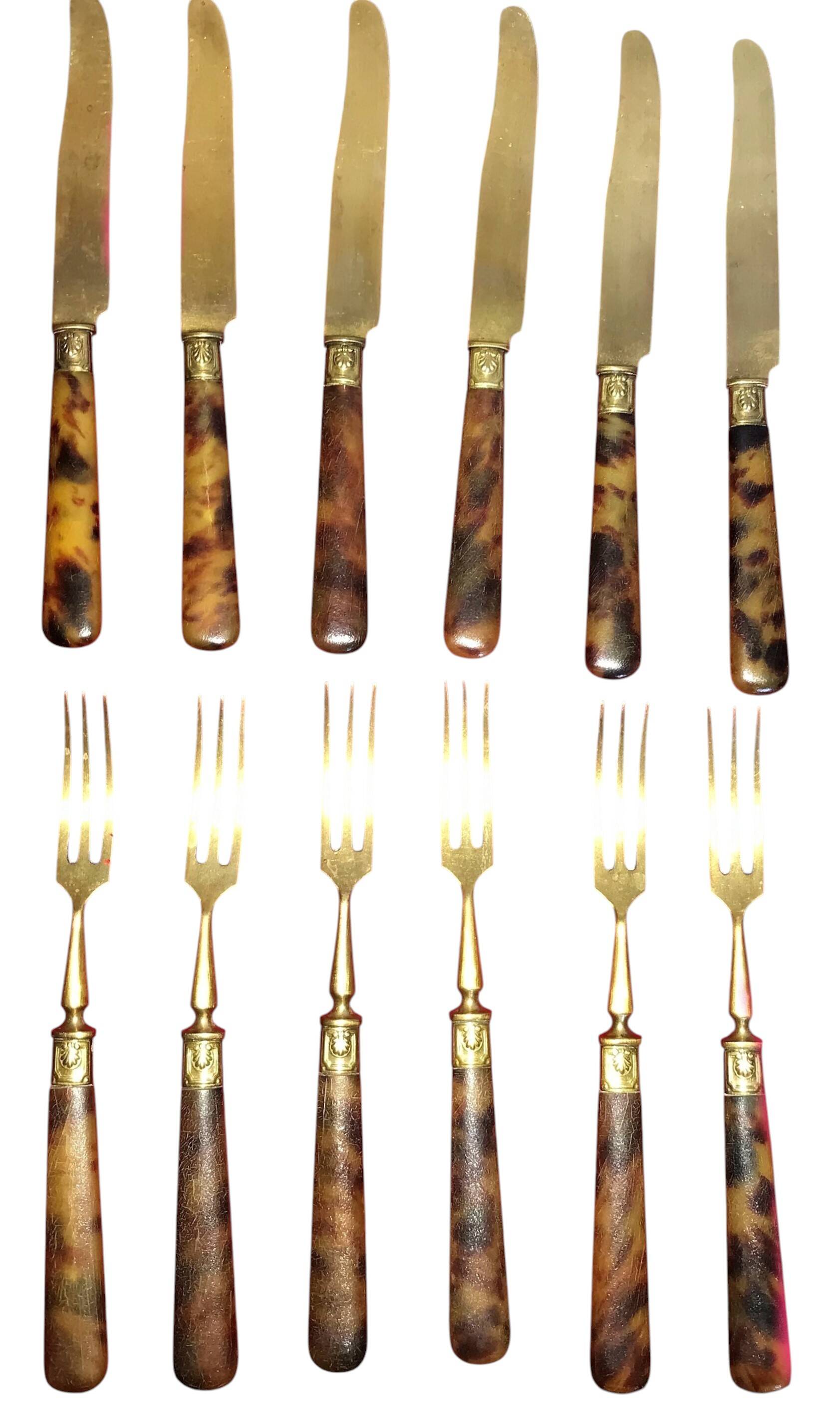 Table art, 12 fruit cutlery sets in gilded metal with horn from the early 20th century.