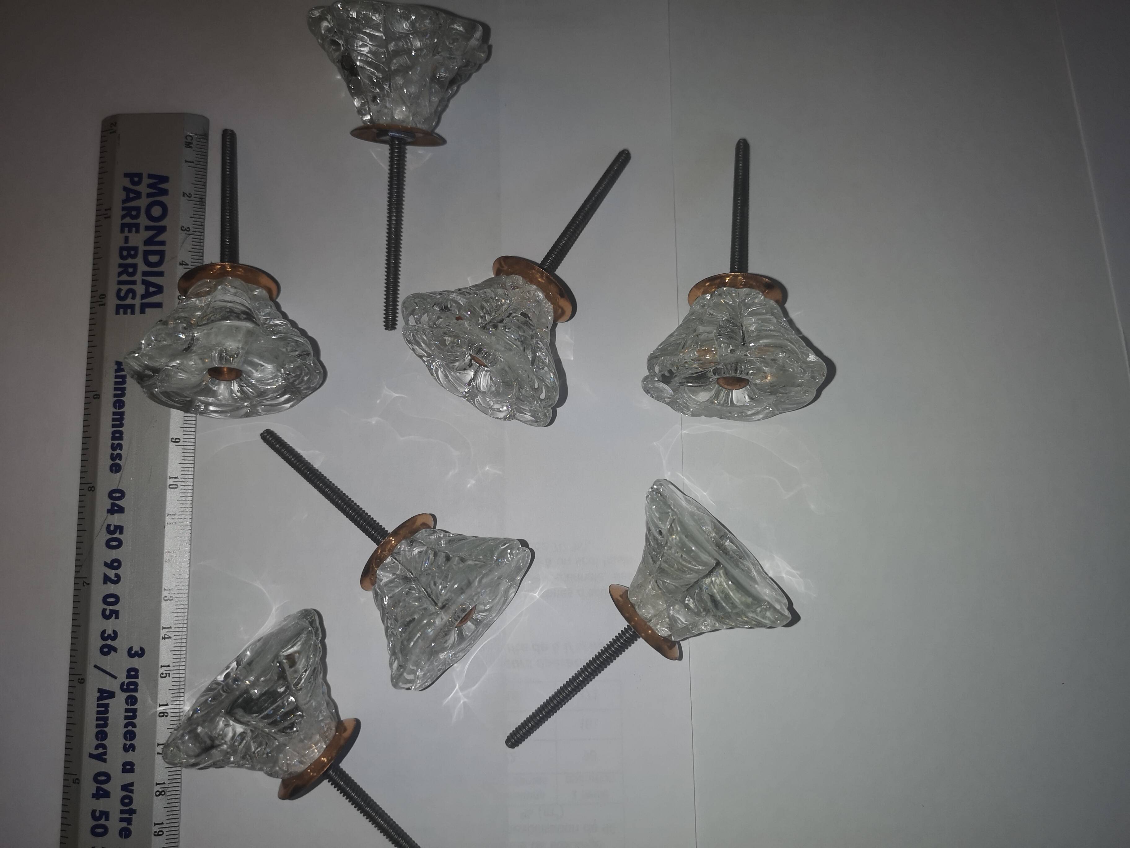 7 anciens boutons de meuble en verre épais transparent