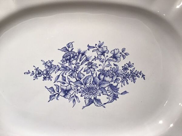 Plat en faïence de Moustier, blanc et bleu