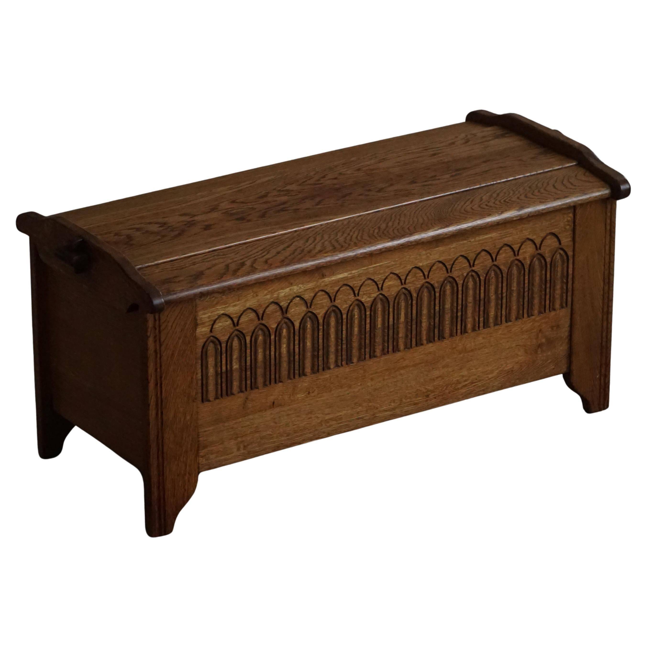 Coffre moderne danois en Oak avec sculpture décorative en relief, milieu du 20e siècle