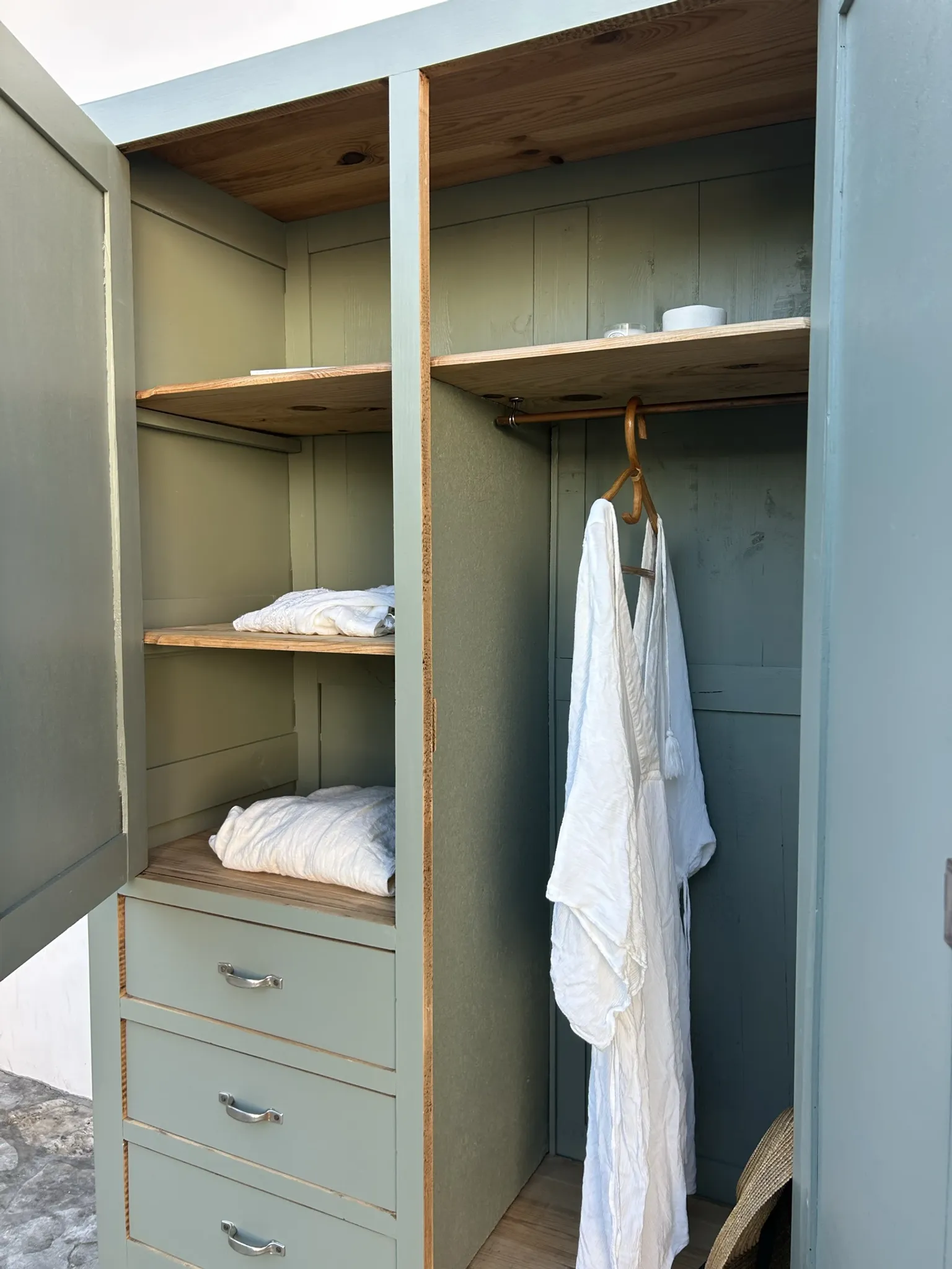 Armoire parisienne 