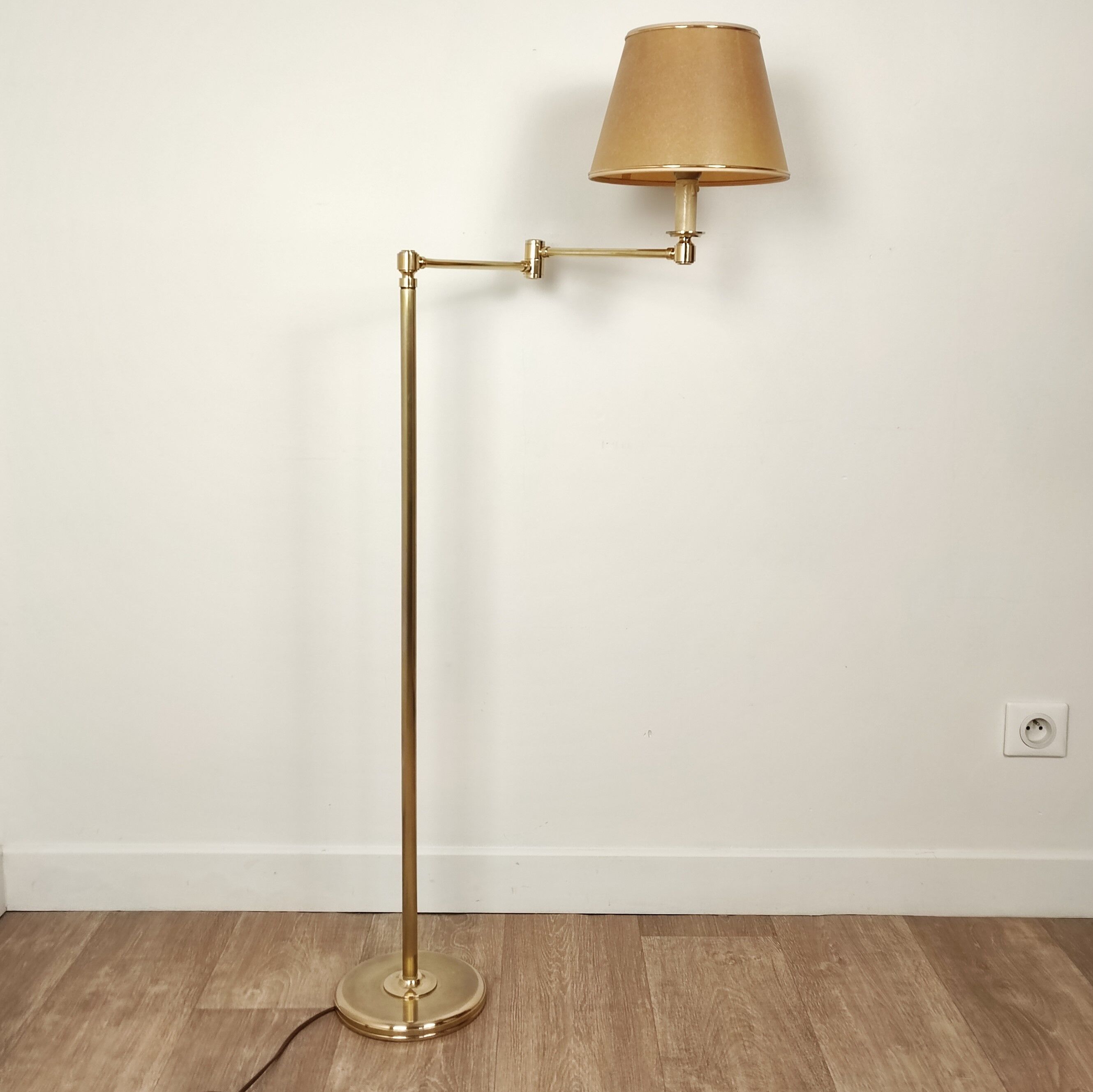 Brass e-reader floor lamp
