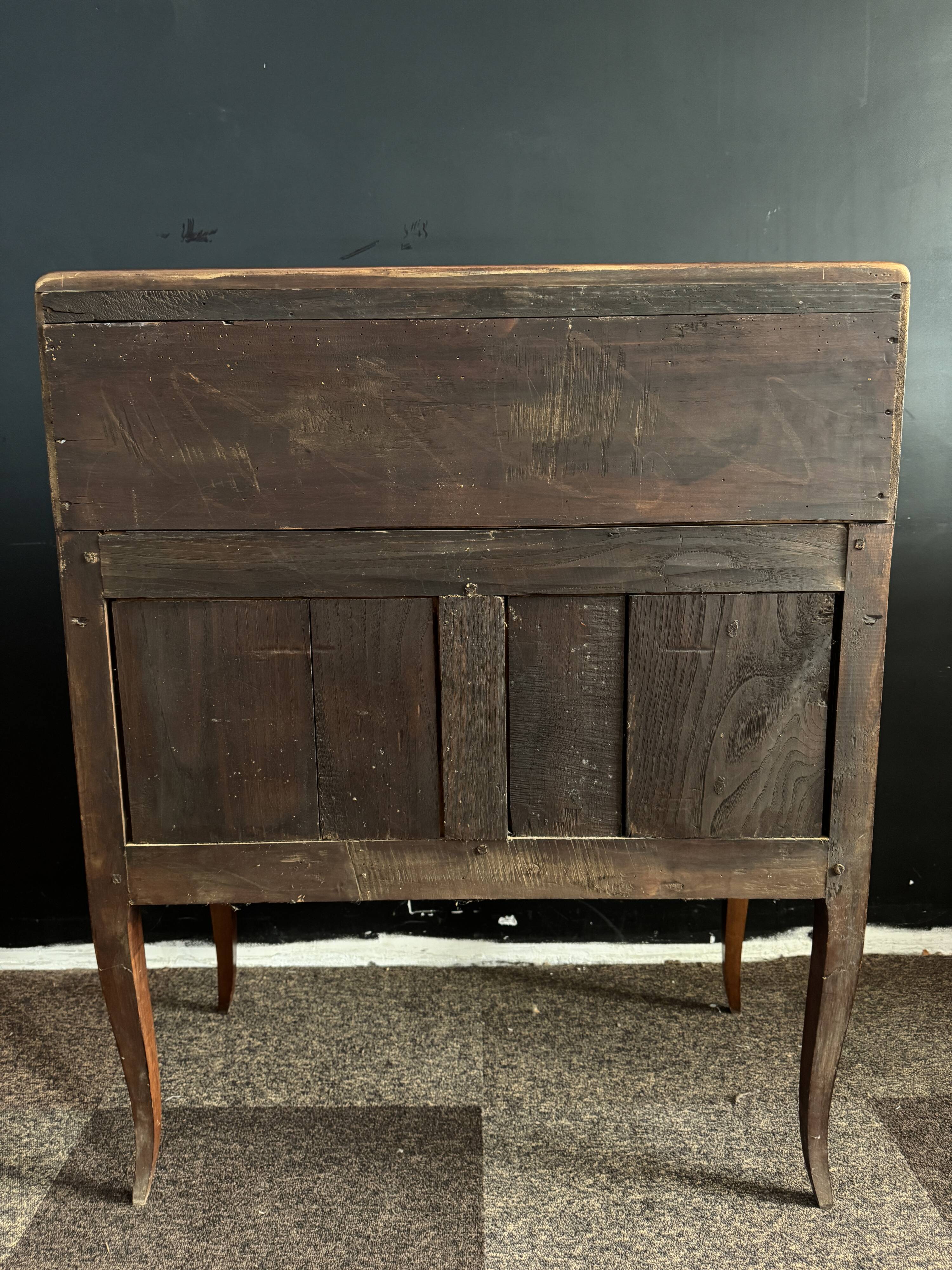 Slope desk / hump desk