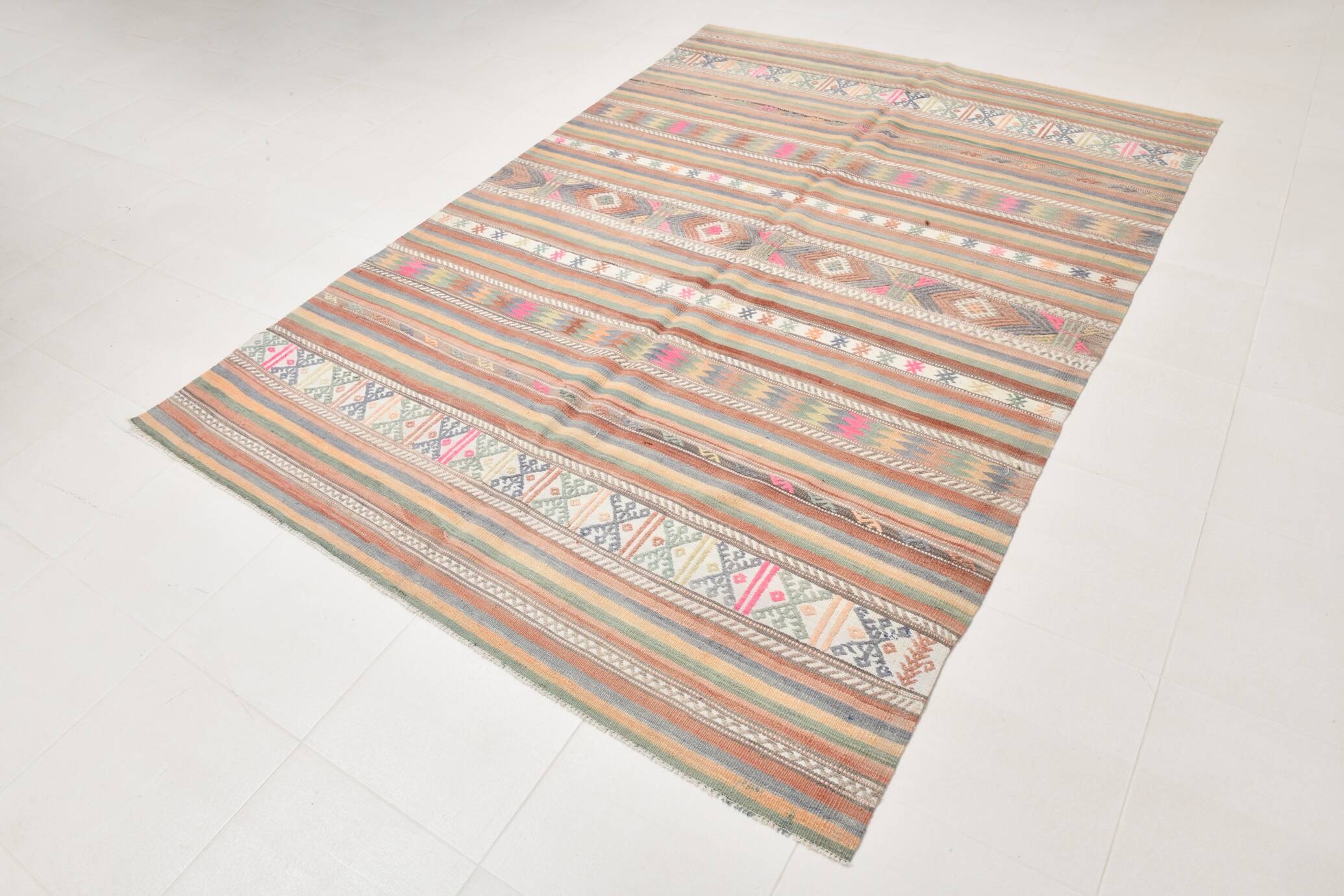 Grand Kilim Vintage en Couleurs Soft, Pièce Unique au Charme Bohème