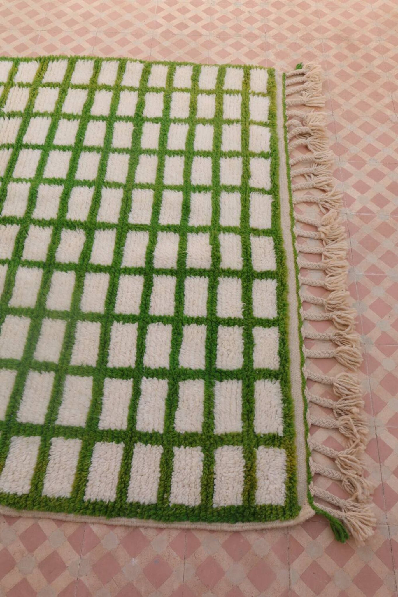 Tapis berbère marocain à carreaux verts et blancs