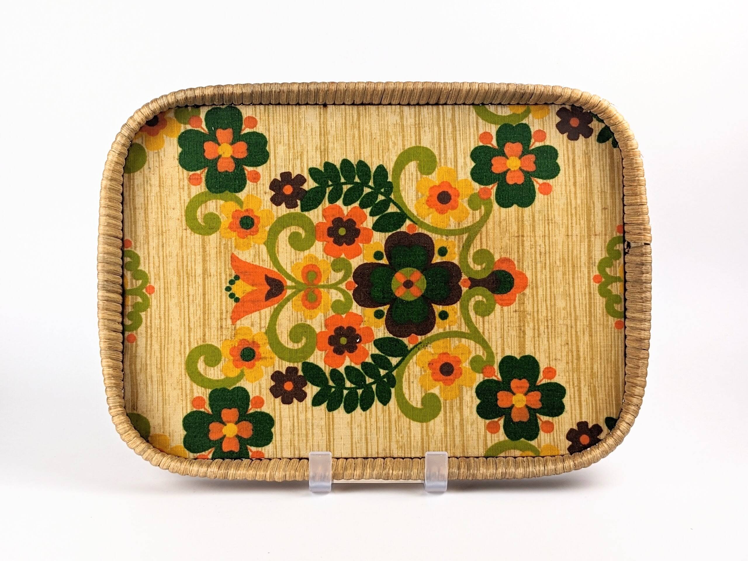 1970s floral patterned tray in rattan and plastic