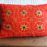 Coussin brodé à la main vintage