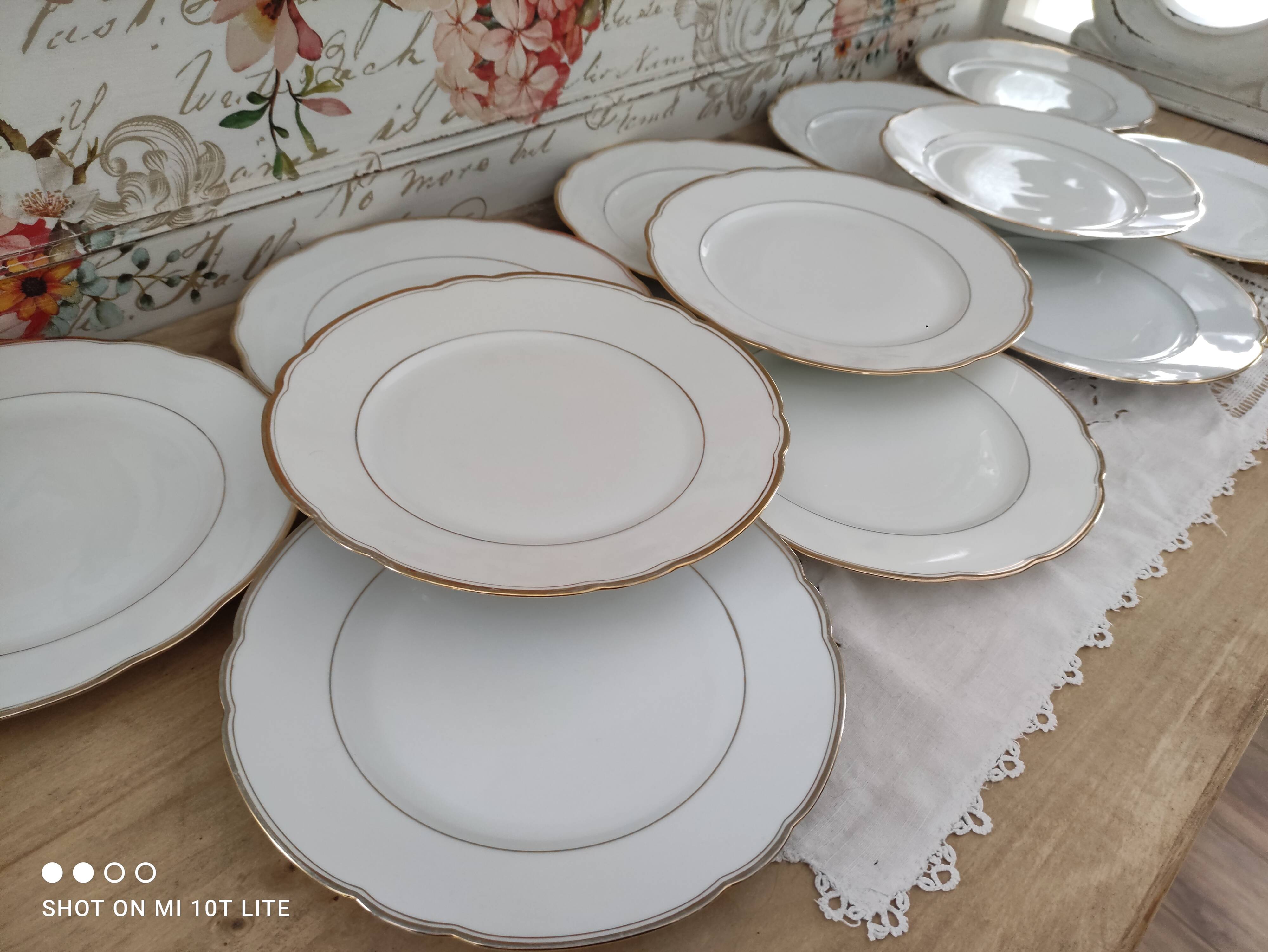 Lot de 12 assiettes plates en porcelaine suisse blanche double liseré doré "VSK USC Viribus Unitis"