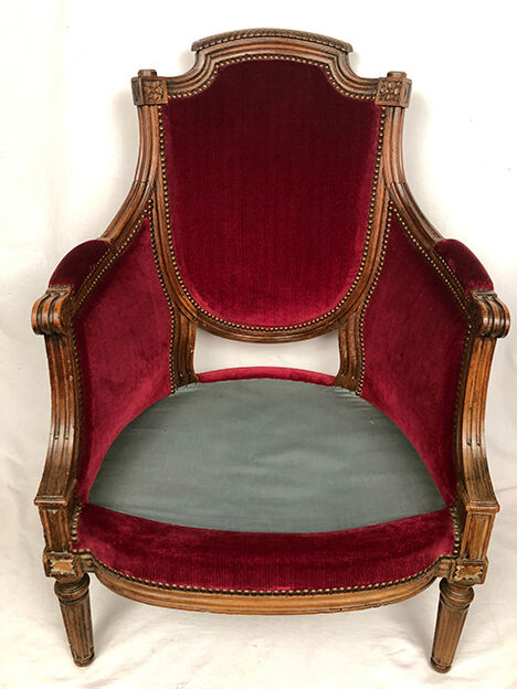 Bergère de style louis xvi garnie de velours rouge sombre, début xixe