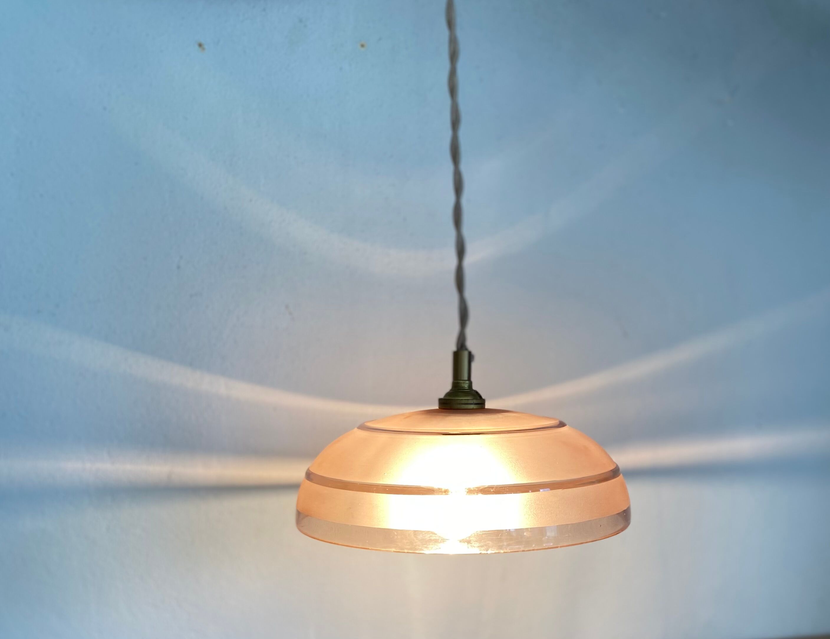 Pink glass suspension, fabric cable, ceramic ceiling lamp