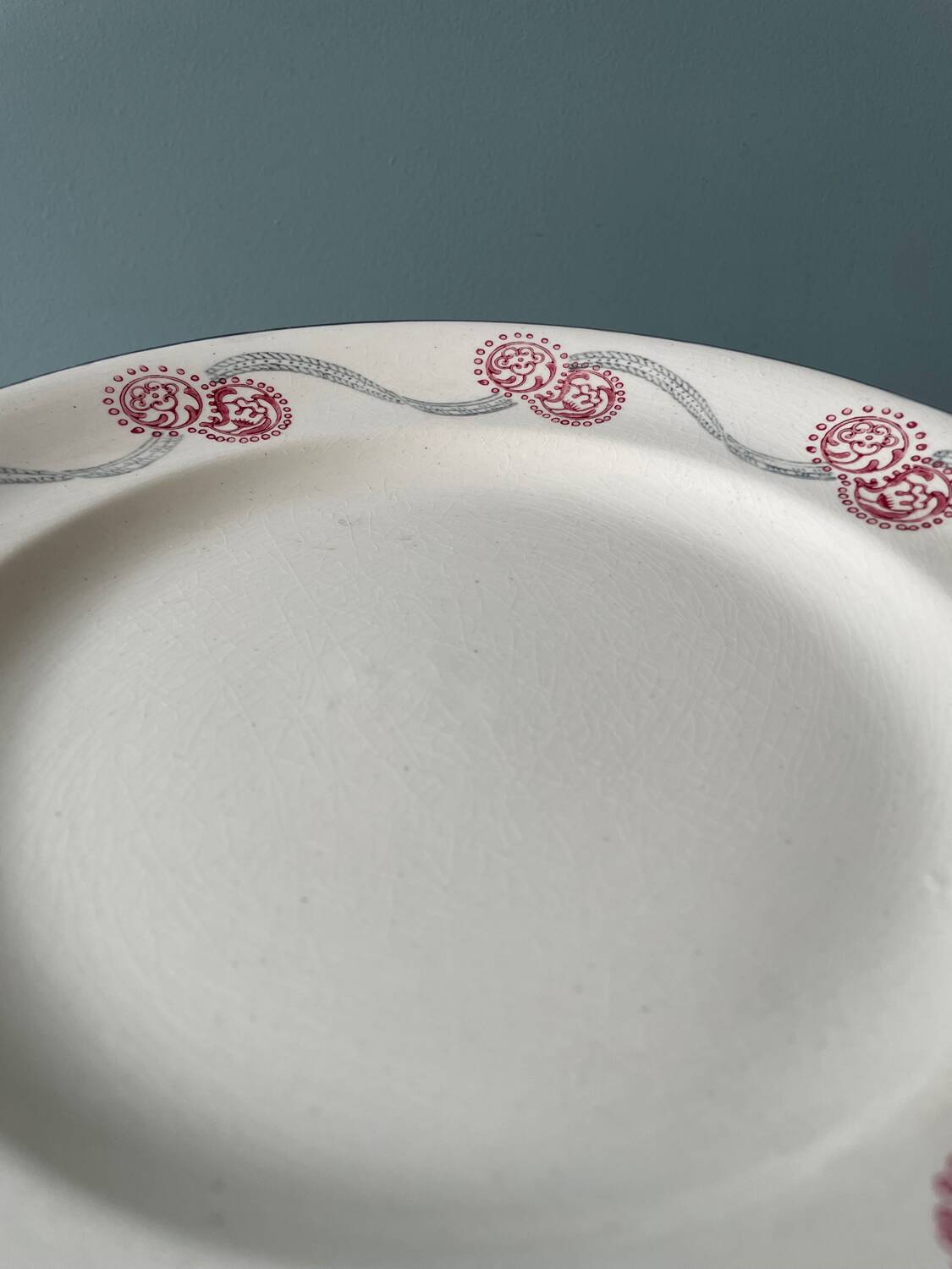 Série de 12 assiettes plates 1900 Terre de Fer en faïence de Longwy