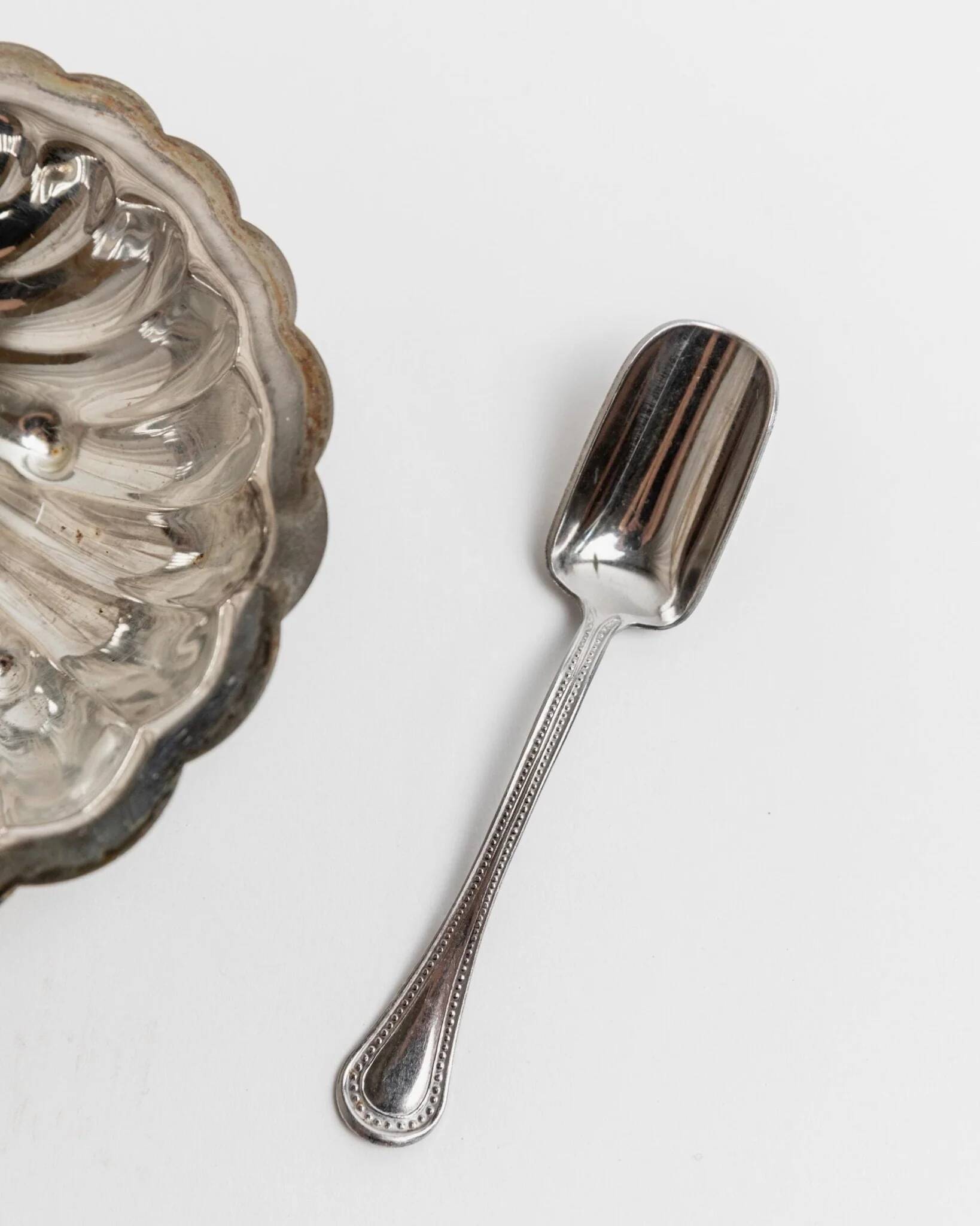 Elegant silver-tone Italian vintage 1960s shell-shaped sugar bowl with spoon