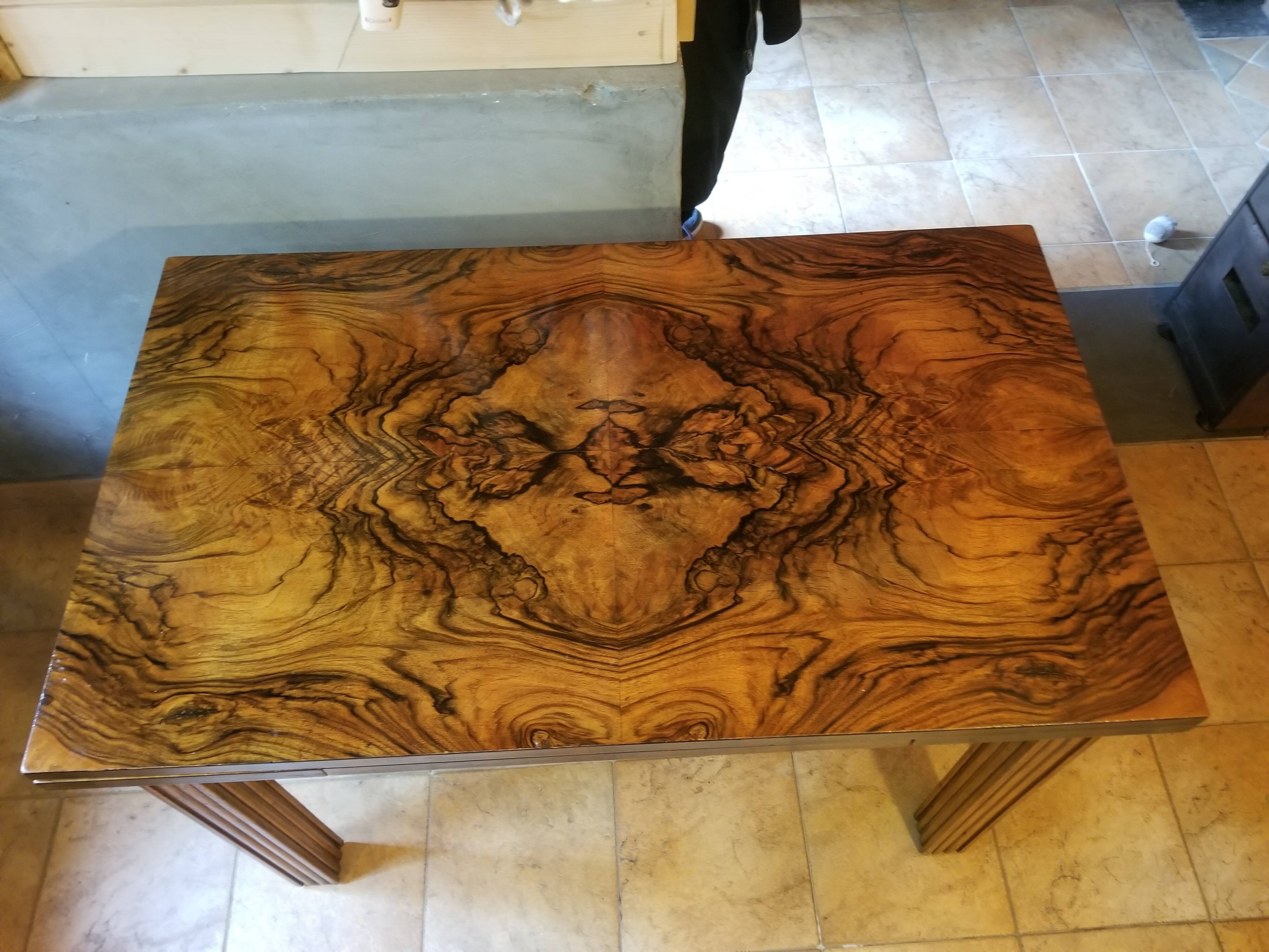 Table en frise de ronce de noyer