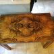 Table en frise de ronce de noyer