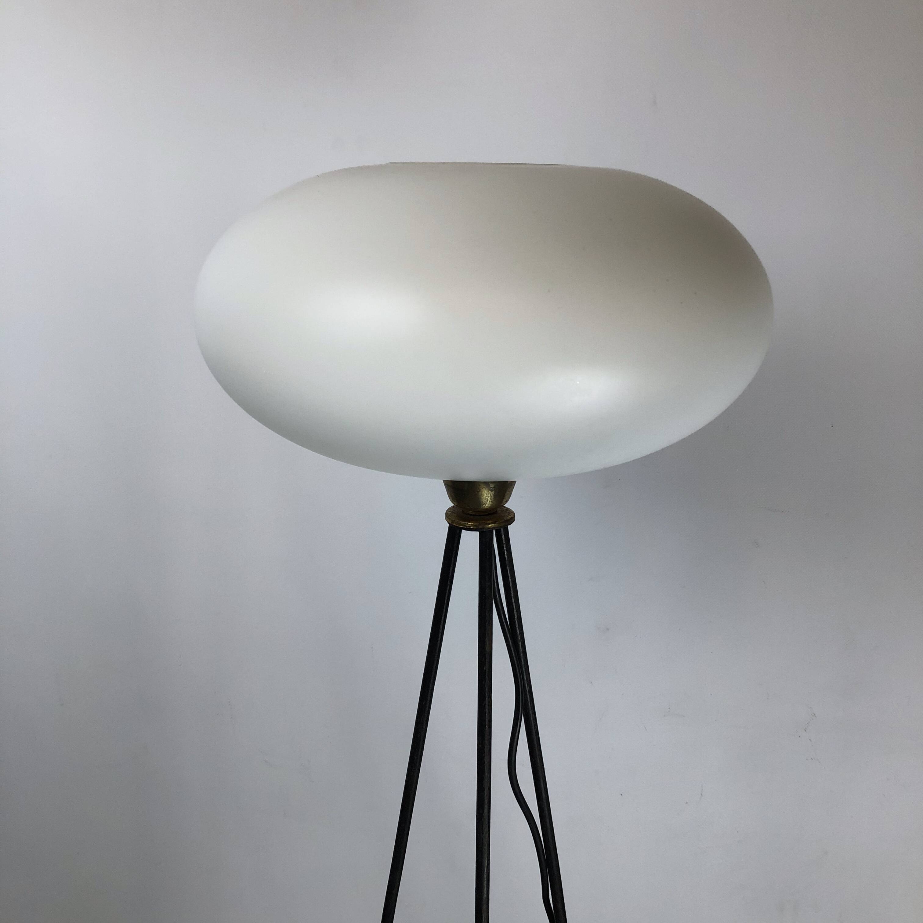 Lampadaire Stilnovo laque et triplex opaline des années 50