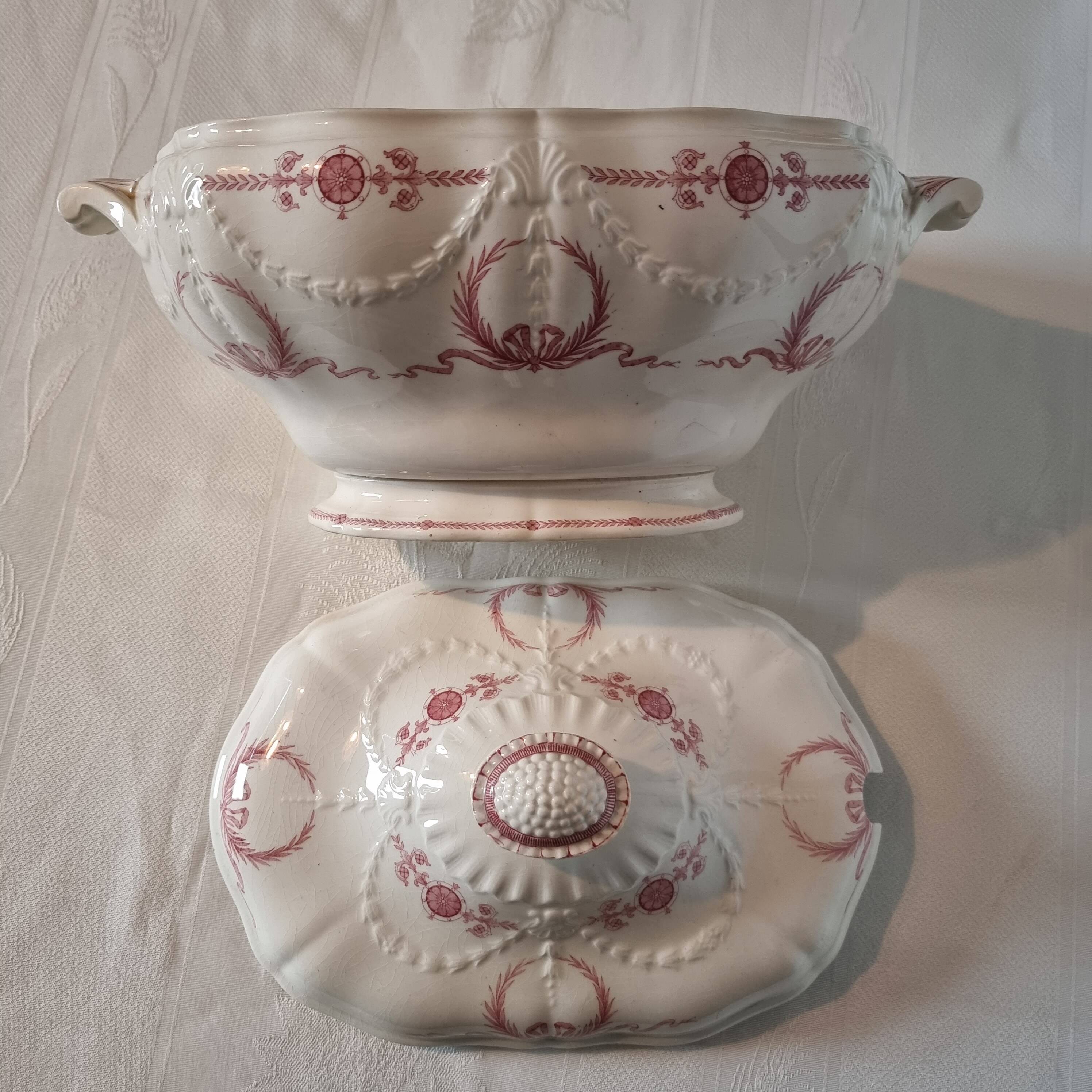 Superb and large English porcelain soup tureen by Minton (19th century)