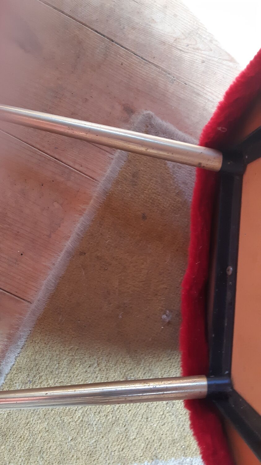 Red moumoute chair
