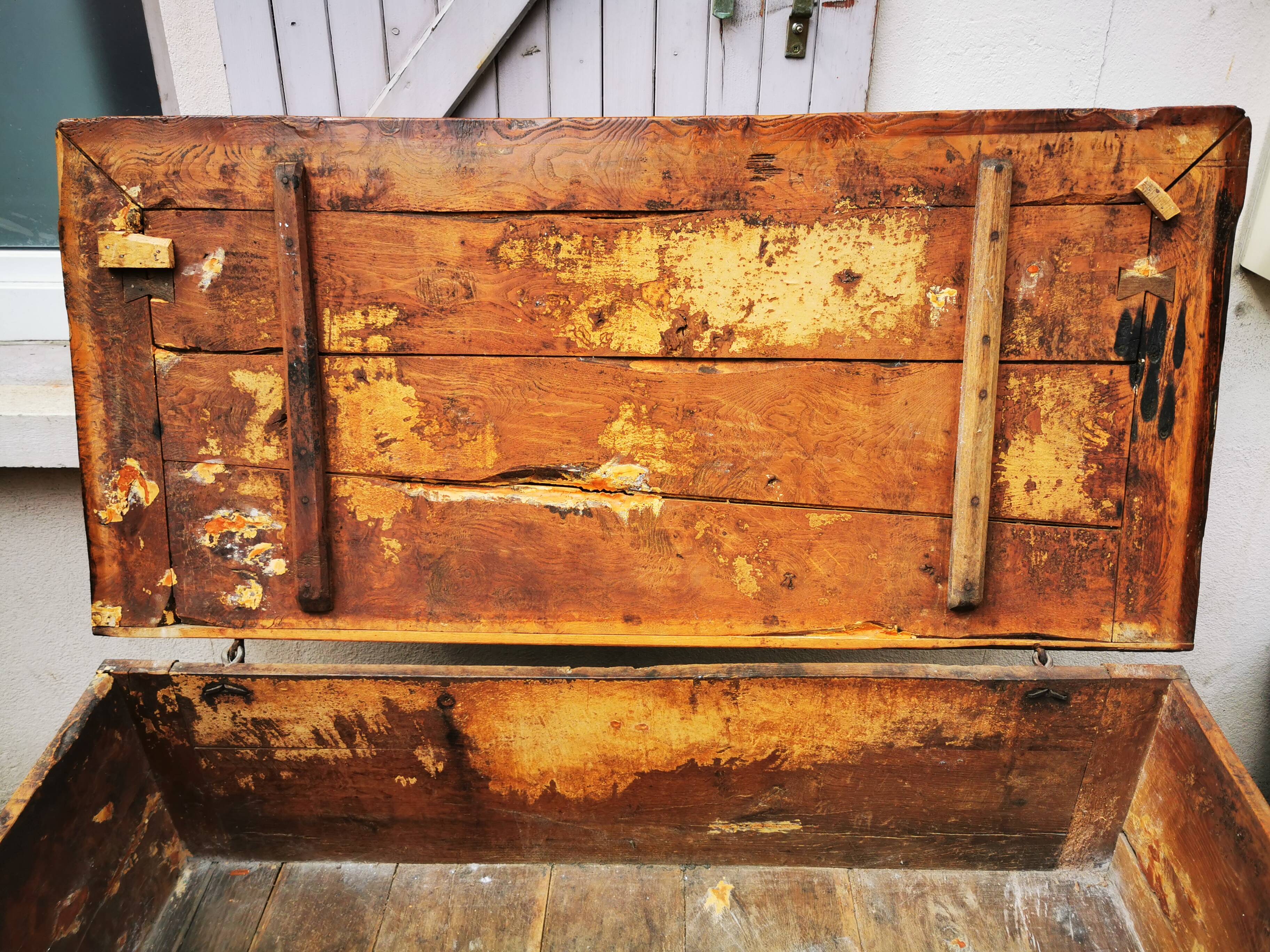 Maie, walnut/oak chest, early 19th century