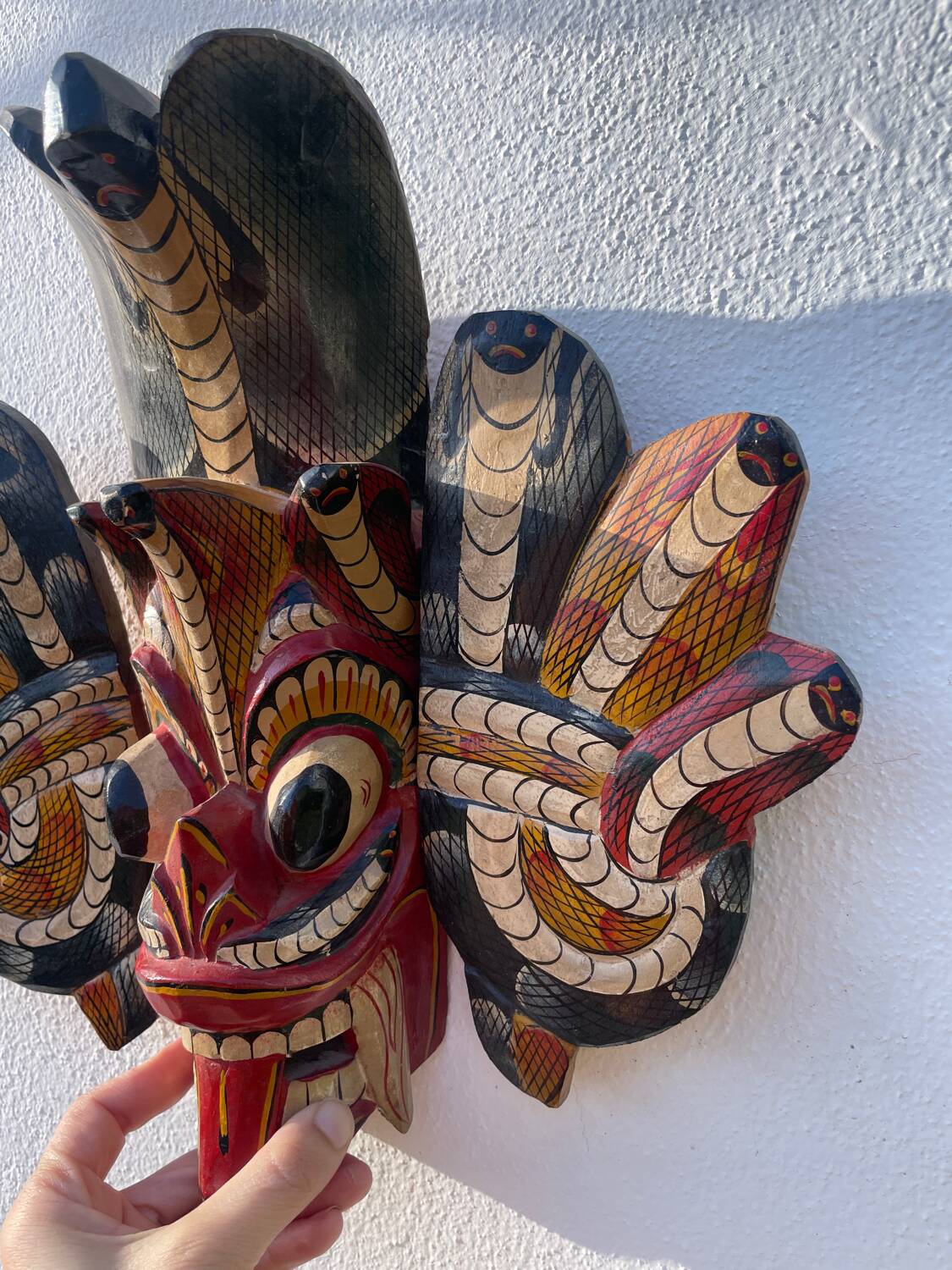 Masque en bois asiatique coloré