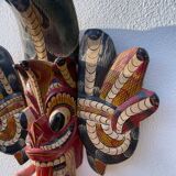 Masque en bois asiatique coloré