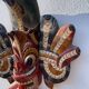Masque en bois asiatique coloré