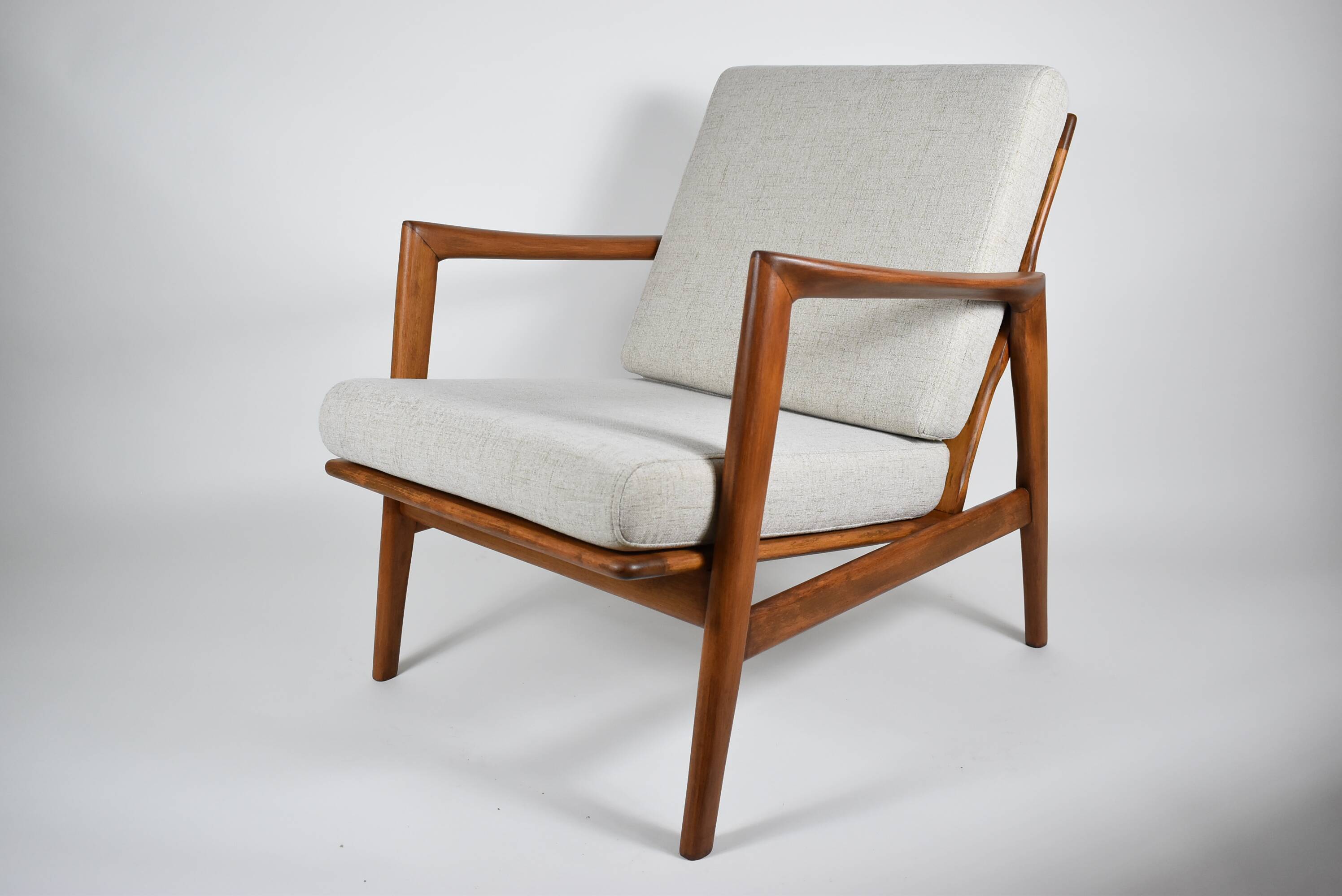 Fauteuil scandinave restauré avec repos-pieds, icône des années 60, tissu marron, teck