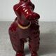 Chien en céramique bordeaux et doré