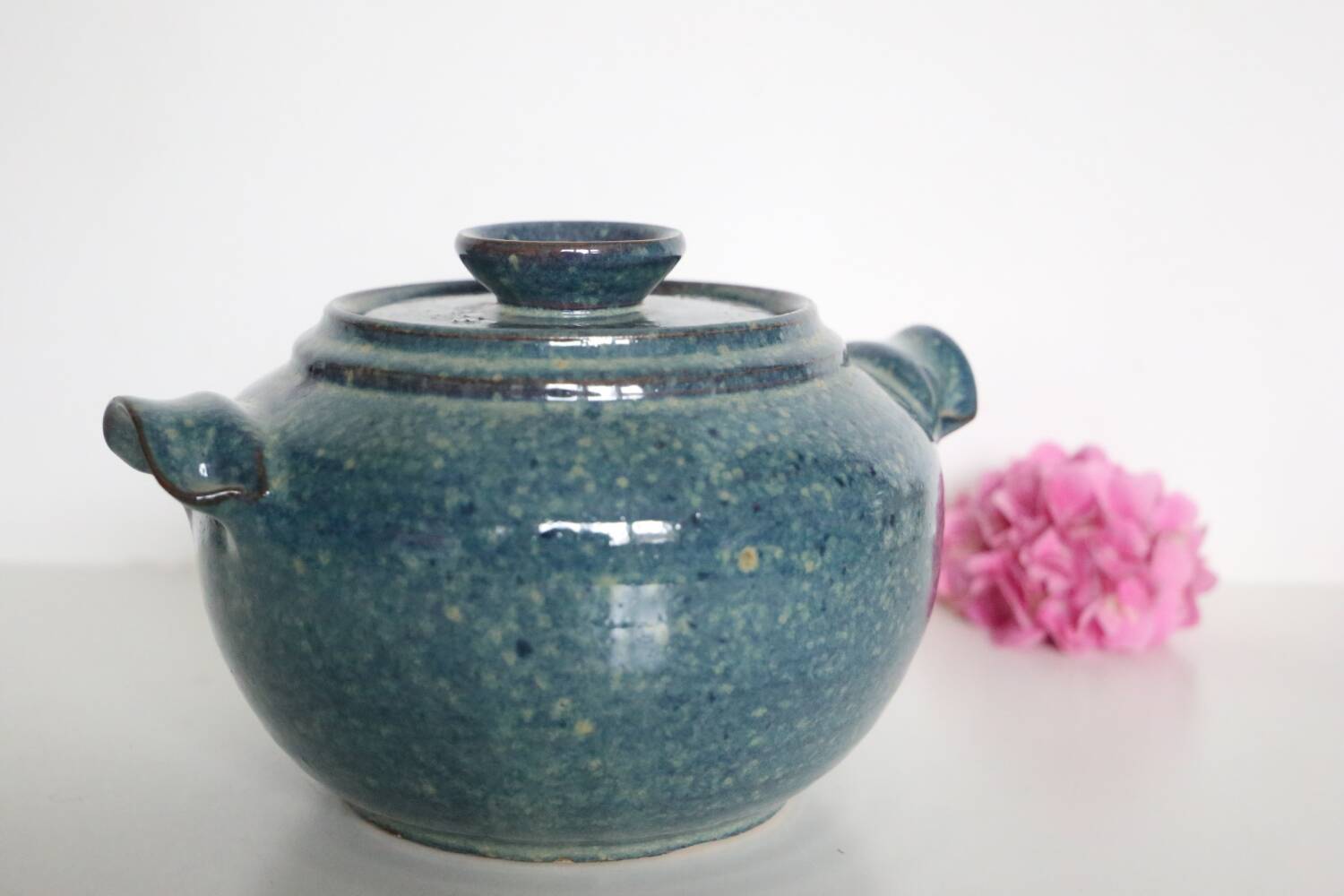 Soupière en poterie artisanale
