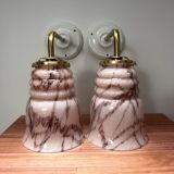 Paire d’appliques murales en opaline rose marbrée