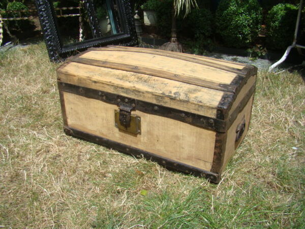 Malle bombée ancienne