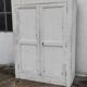 Ancienne armoire parisienne rustique patinée blanche en chêne et sapin