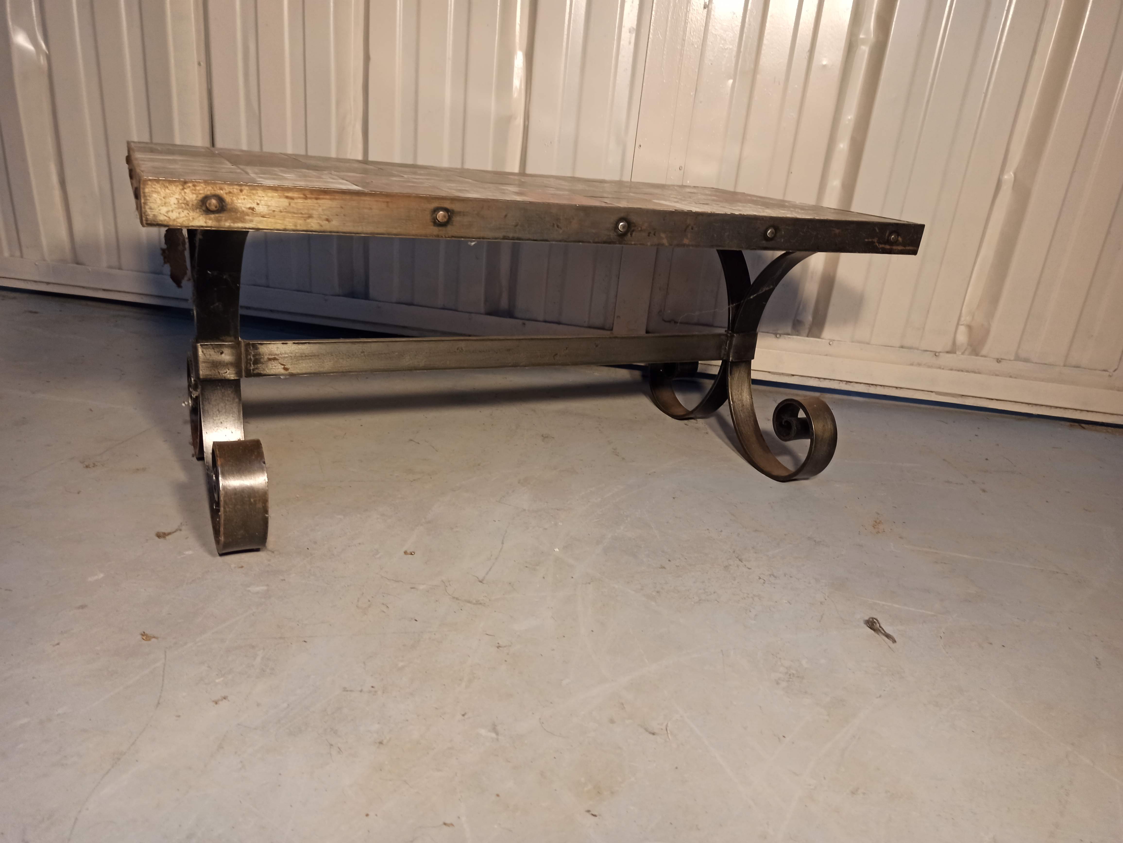 Base table in wrought iron thicken and tiled floor
