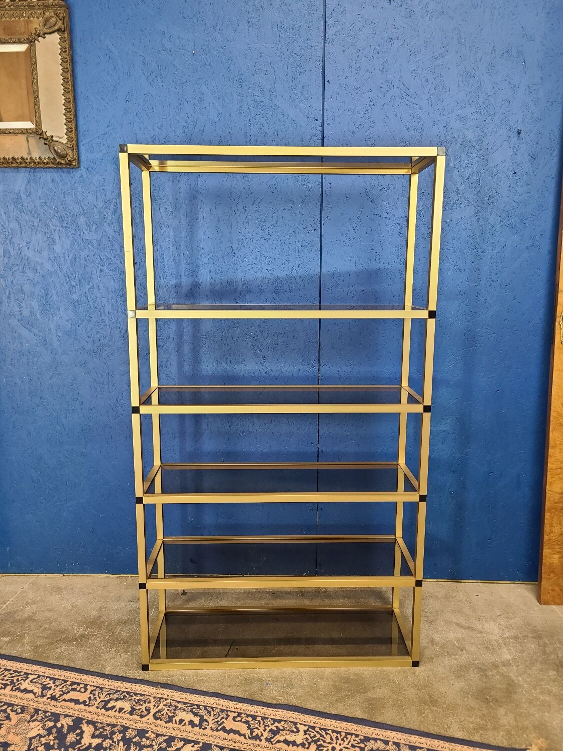Étagère métal doré et verre fumé vers 1970