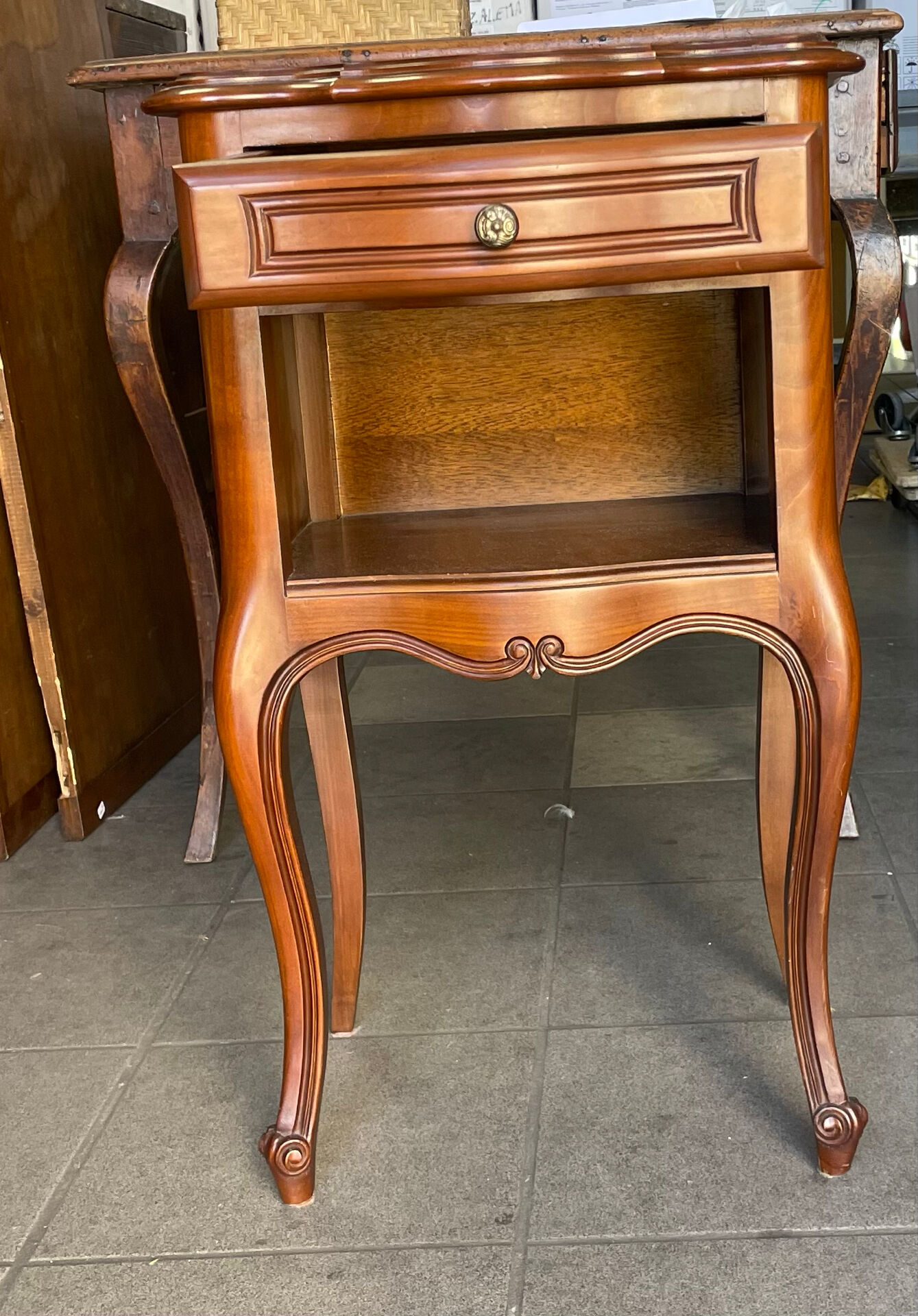 Table de chevet, style Louis XV–un tiroir