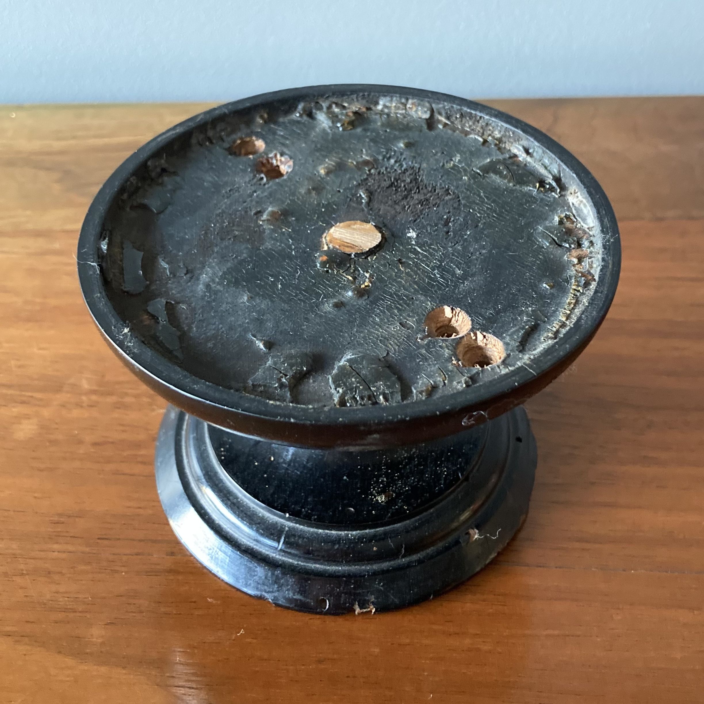 Round covered standing box in lacquered wood, Japanese work of the 1930s.