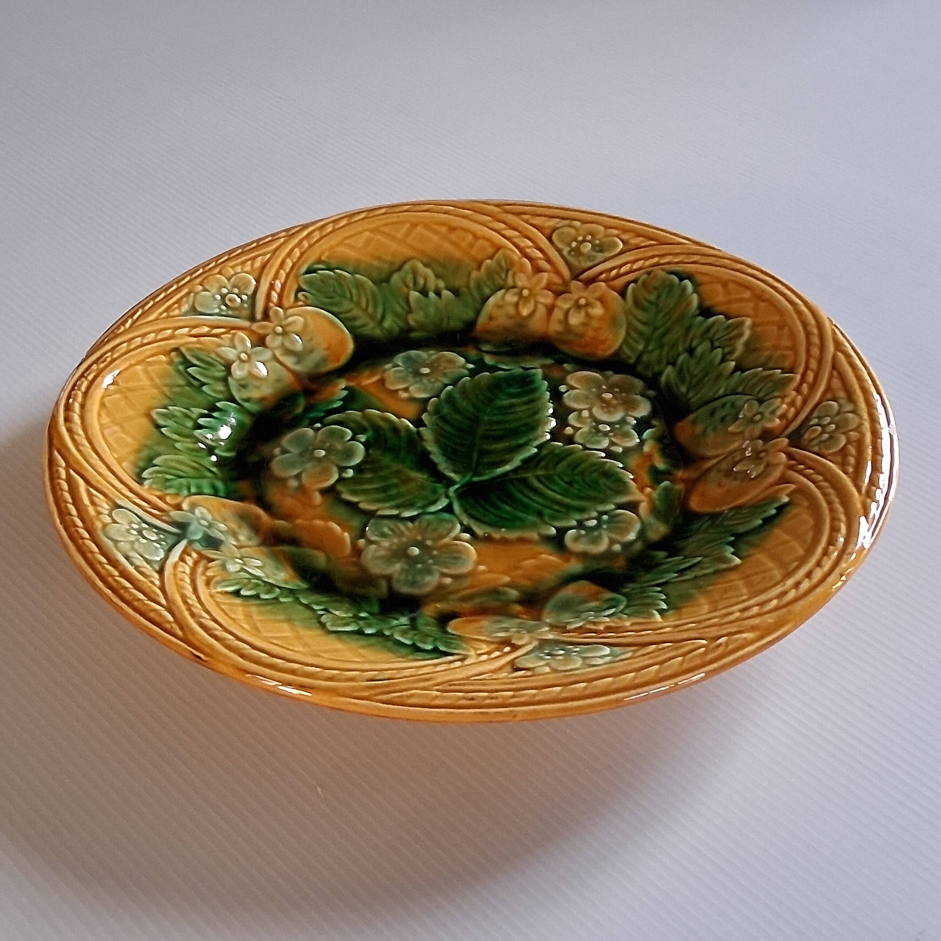 Dish / Plate in earthenware in very good condition