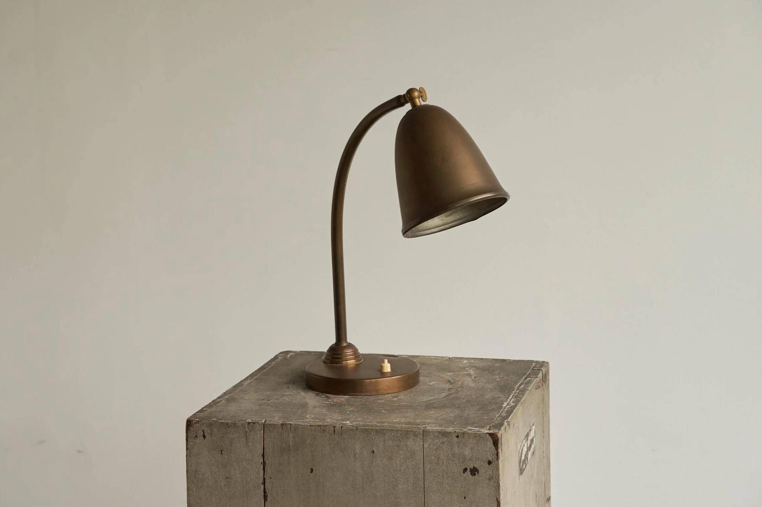 Art Deco table lamp in patinated brass from the 1930s.