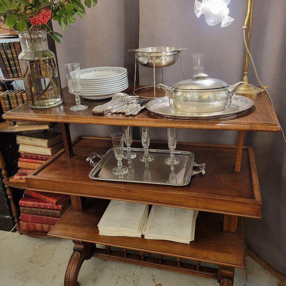 Serving table with mechanism