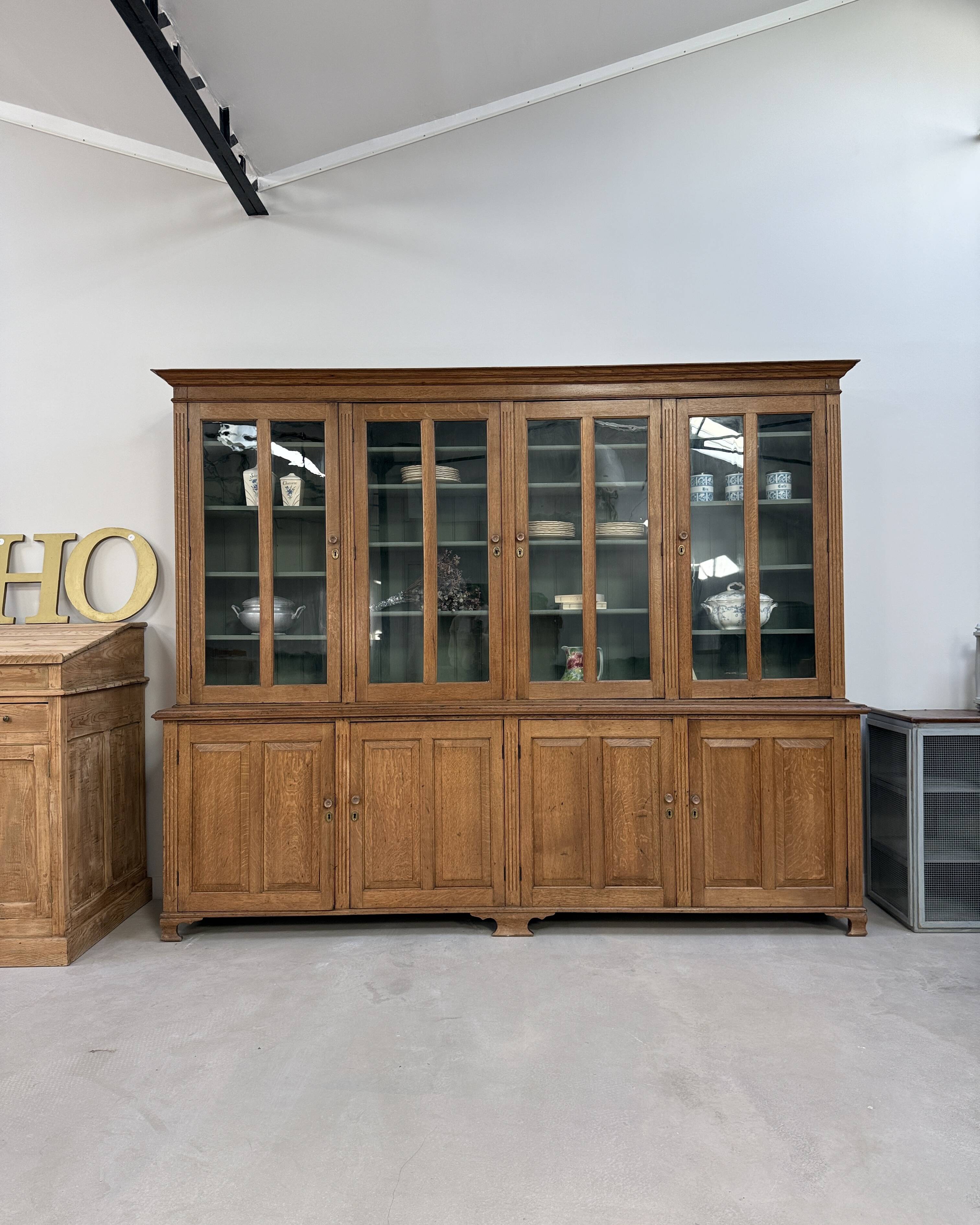 Large two-part display case (renovated)