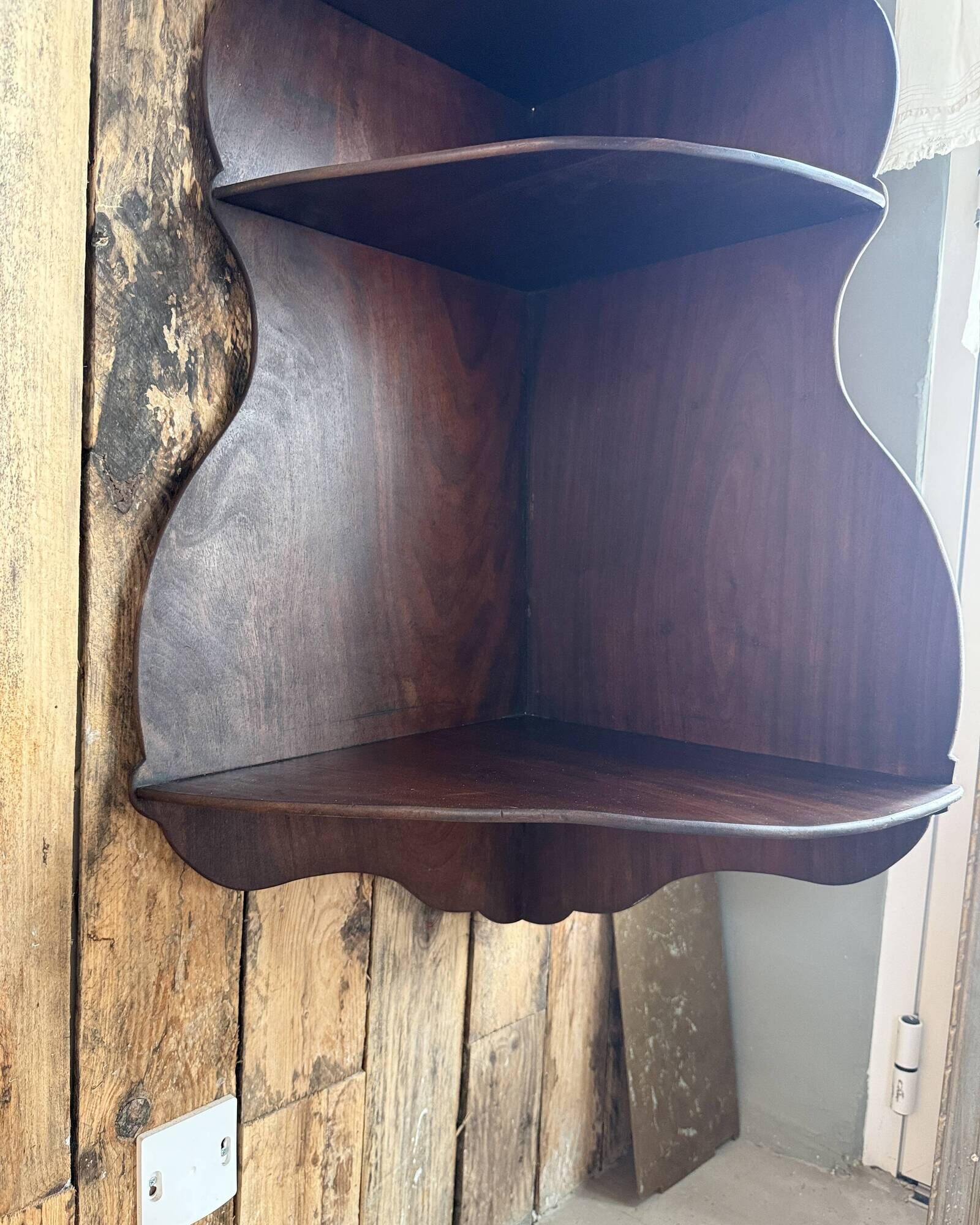 Grande étagère d’angle ancien e