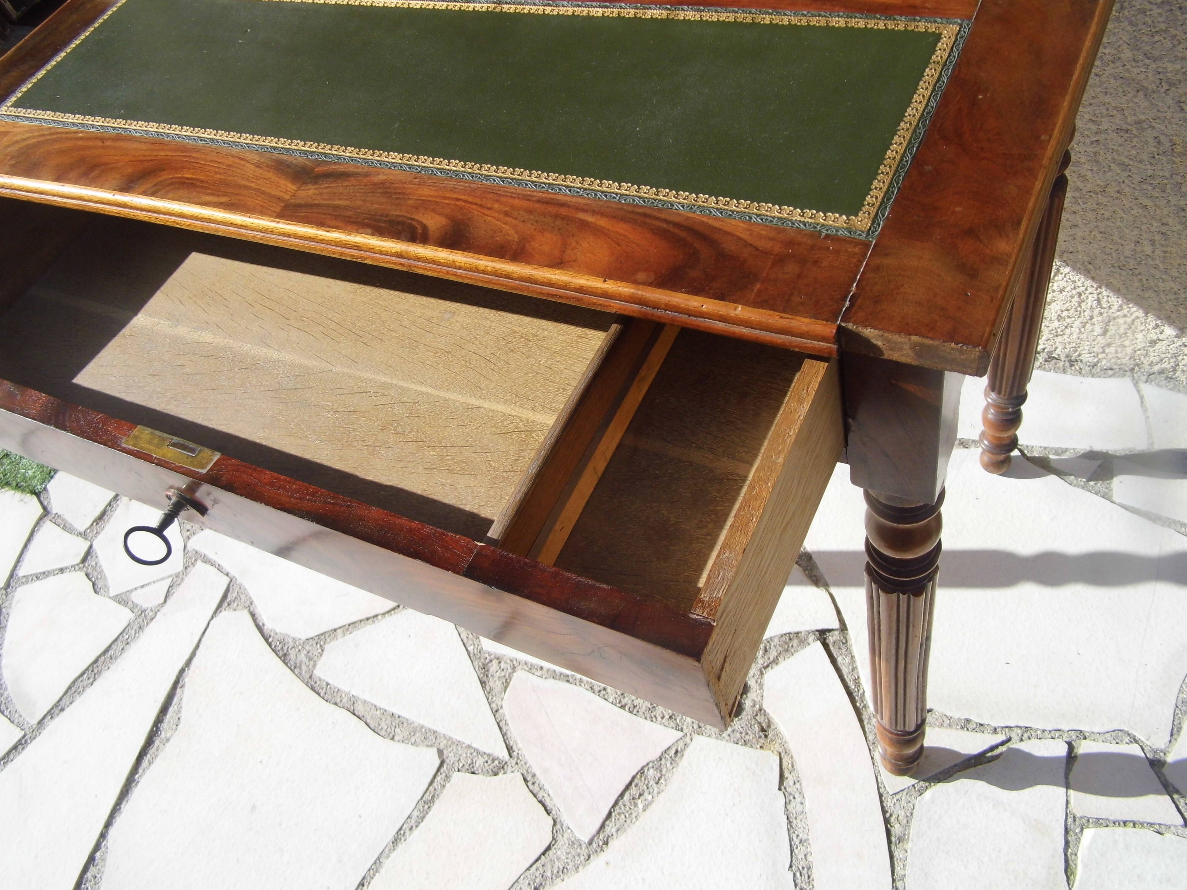 Bureau de dame ancien en acajou et cuir