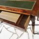 Bureau de dame ancien en acajou et cuir