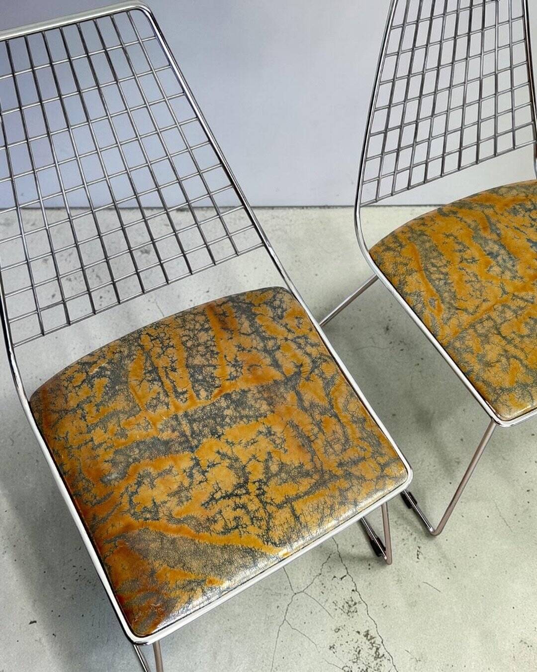 Set de 4 chaises design en cuir décoré à main et acier, années 1970