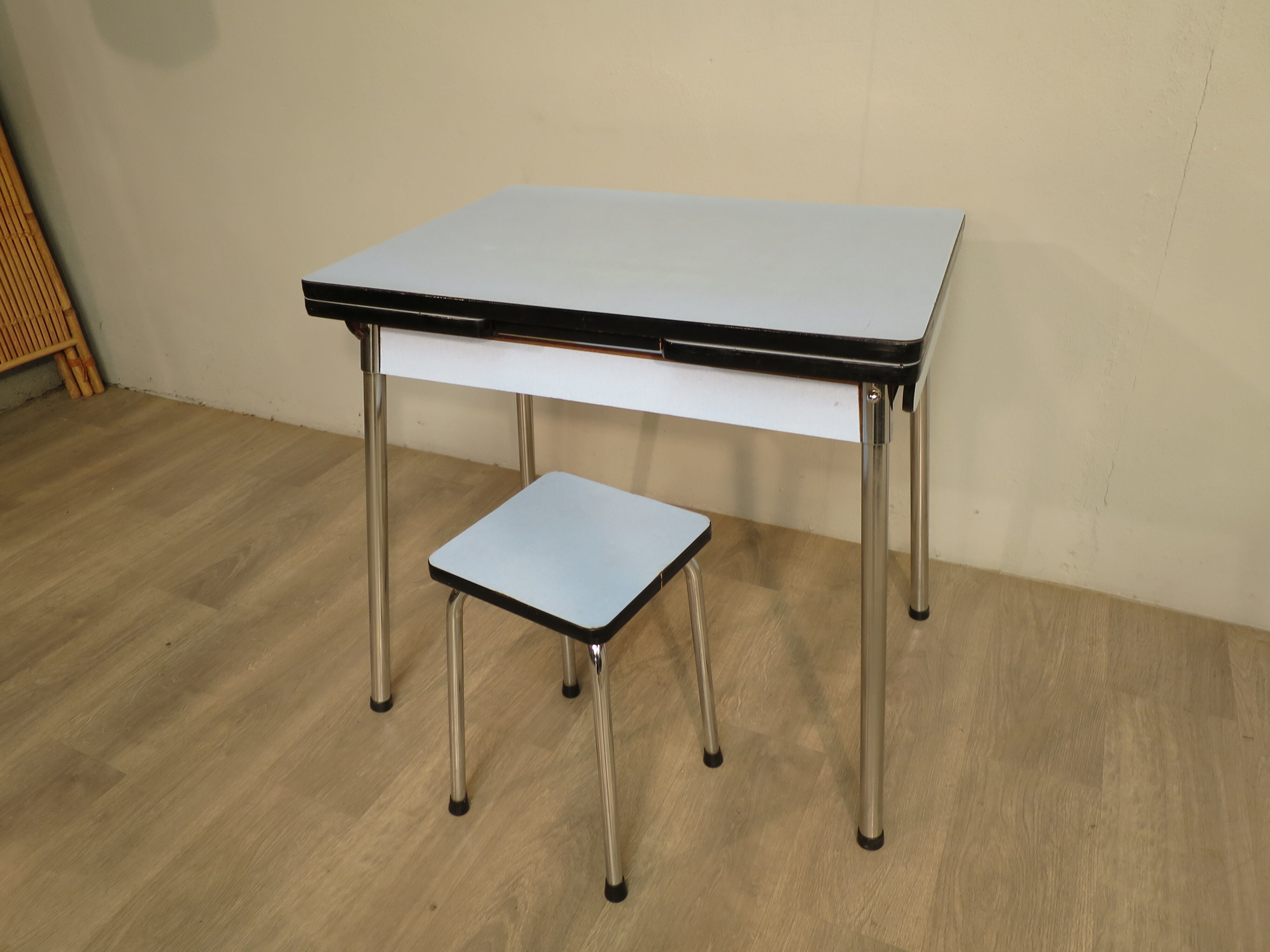 Table et tabouret en formica bleu