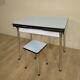 Table et tabouret en formica bleu