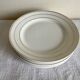 Set of 8 modernist flat plates in fine earthenware with pure gold trim, 1930.